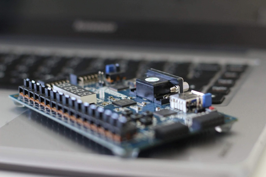 Figure5 Programming an FPGA.png